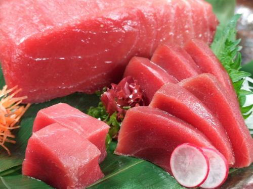Raw bluefin tuna sashimi/salmon sashimi/octopus sashimi/live scallop sashimi/assortment of 3 sashimi