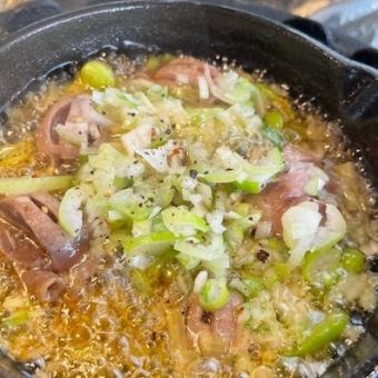 砂ズリとそら豆のネギアヒージョ