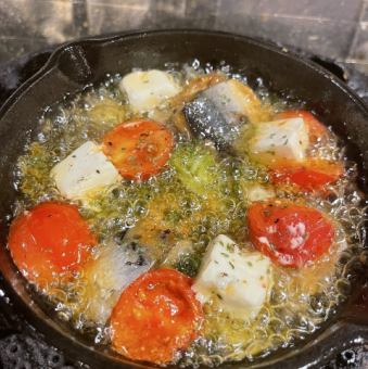 秋刀魚とフルーツトマトのアヒージョ（クリームチーズ）