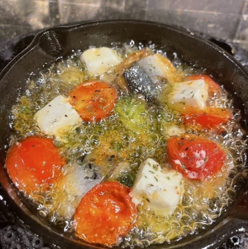 秋刀魚とフルーツトマトのアヒージョ（クリームチーズ）