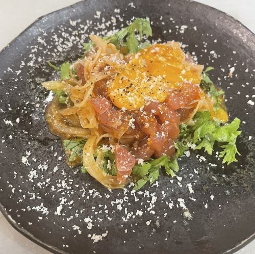 温玉マグロユッケ（グラノパダーノチーズ）