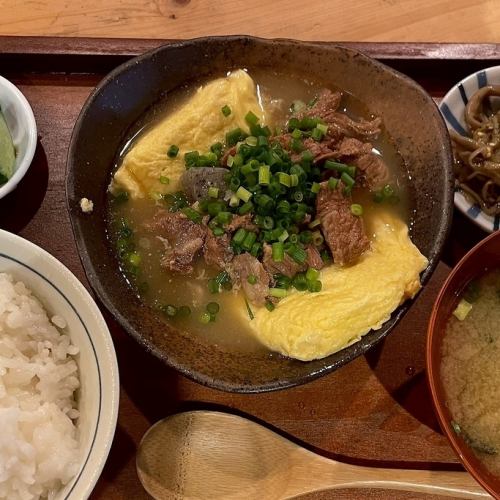 쇠고기 줄무늬 조림과 계란 구이 정식