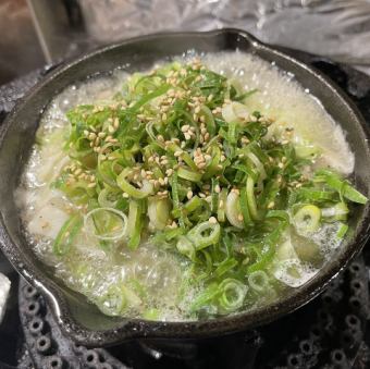 生姜風味の若鶏葱まみれのアヒージョ