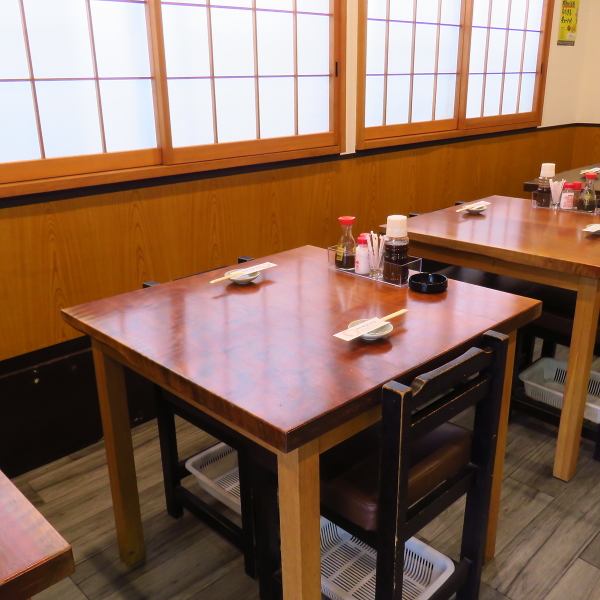 【◆少人数～大人数で◆】当店は、昔懐かしい昭和酒場の雰囲気が漂う、落ち着いた和風の空間となっております。2名用テーブル席が3卓、4名用テーブル席が1卓あり、複数卓を組み合わせて、少人数～大人数まで対応可能。さらに、5席のカウンター席も完備し、お一人様でしっぽり気軽にお酒を楽しむこともできます♪