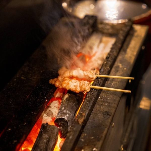 『노포의 식육점』에서 구입하는 아침 조임의 신선한 닭을, 장인이 한 개씩 정중하게 구워, 맛을 끌어낸다