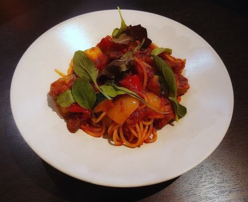 Healthy tomato pasta with plenty of flavor from duck, zucchini, and paprika!