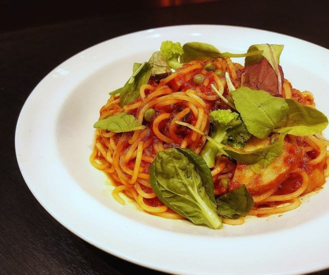 パスタや肉料理など、ランチタイムもおいしいメニューが多数♪