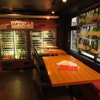 【適合聚會】餐廳設有桌椅，不僅是用餐的理想場所，也是聚會的好去處。一邊品嚐日本葡萄酒，一邊與朋友輕鬆聊天，享受美好時光。
