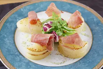 白神産生ハムと大根のステーキ