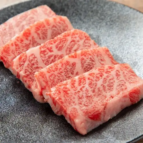 梅田の和牛焼肉居酒屋◎綺麗なサシが入った『和牛上カルビ』や厳選赤身肉のこだわり炭火焼肉を食べ放題で!
