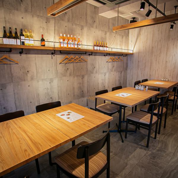 [Table] We have 3 tables for 4 people, so you can relax at the table.This is a casual restaurant that can be used for various occasions such as banquets, drinking parties, and families.