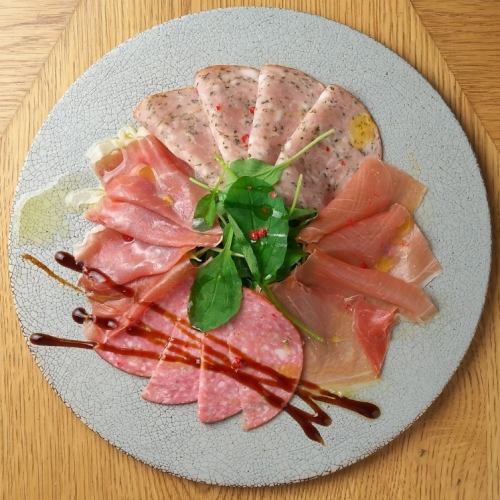 生ハムとサラミの盛り合わせ
