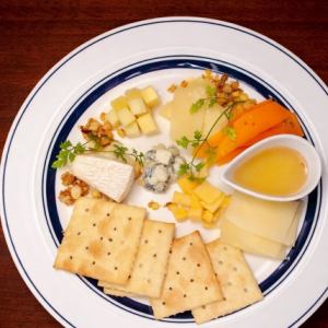 【世界のチーズ盛り合わせ】 7種盛り