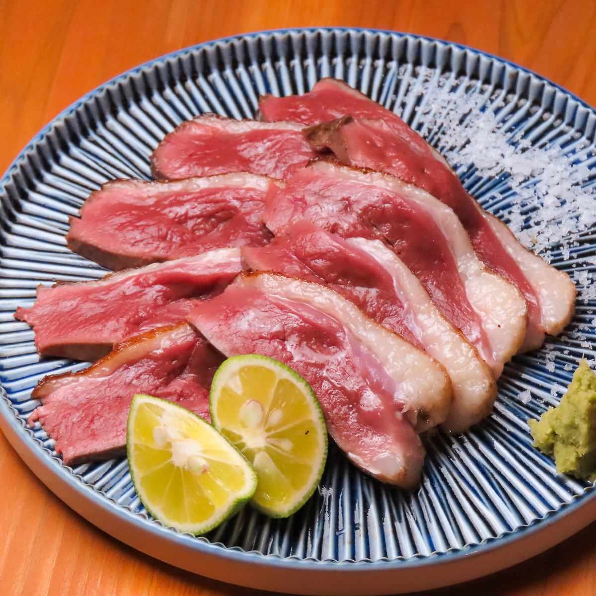 当店は焼鳥以外にもカツオや鴨の藁焼きも大人気◎