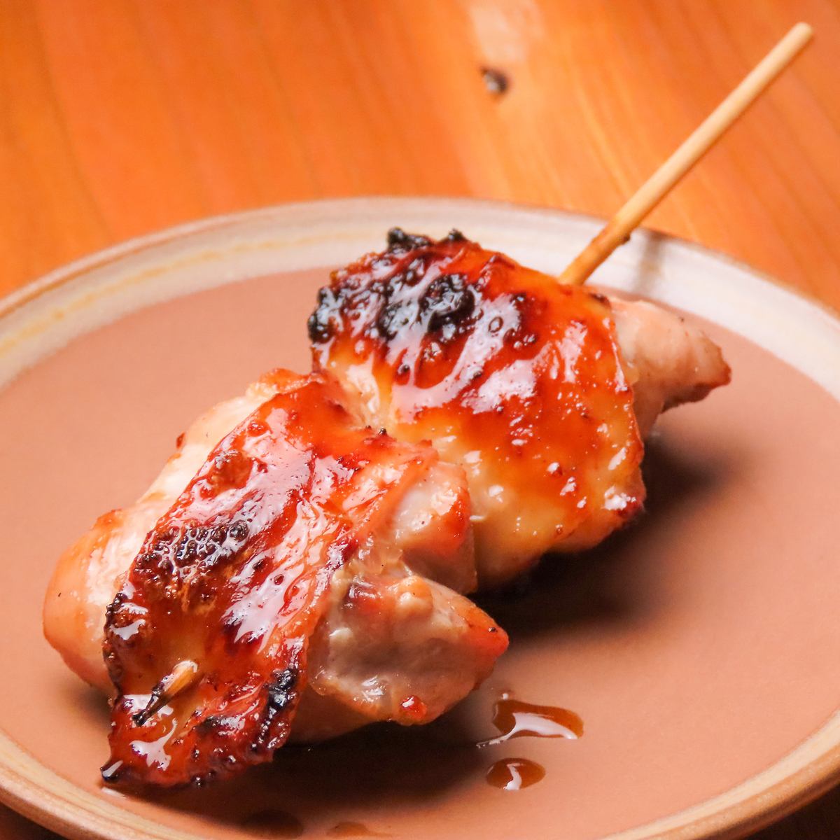 地鶏の阿波尾鶏を炭火で焼き上げた本格的な焼鳥をぜひ。