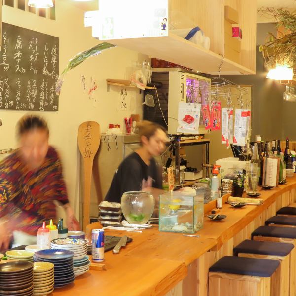 【お一人様に大人気のカウンター席10席ご用意】臨場感溢れるカウンター席はお一人様のお客様にも大人気♪お仕事帰りのサク飲みや二次会などにもお使いいただけます！ぜひ一度ふらっとお立ち寄りください！