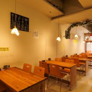 ゆっくりお寛ぎいただけるテーブル席ございます♪