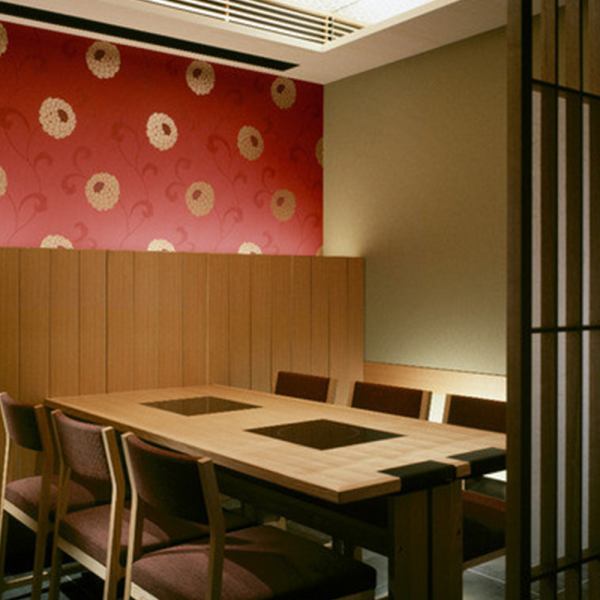 Fully private rooms are available for 2 people or more.Indirect lighting and a variety of Japanese decorations create a sophisticated, adult space! The restaurant has a door so you can enjoy yourself without worrying about others around you! Please take your time and relax at our restaurant♪ *We may share seats with other restaurants in the same chain/The photo is of a restaurant in the same chain