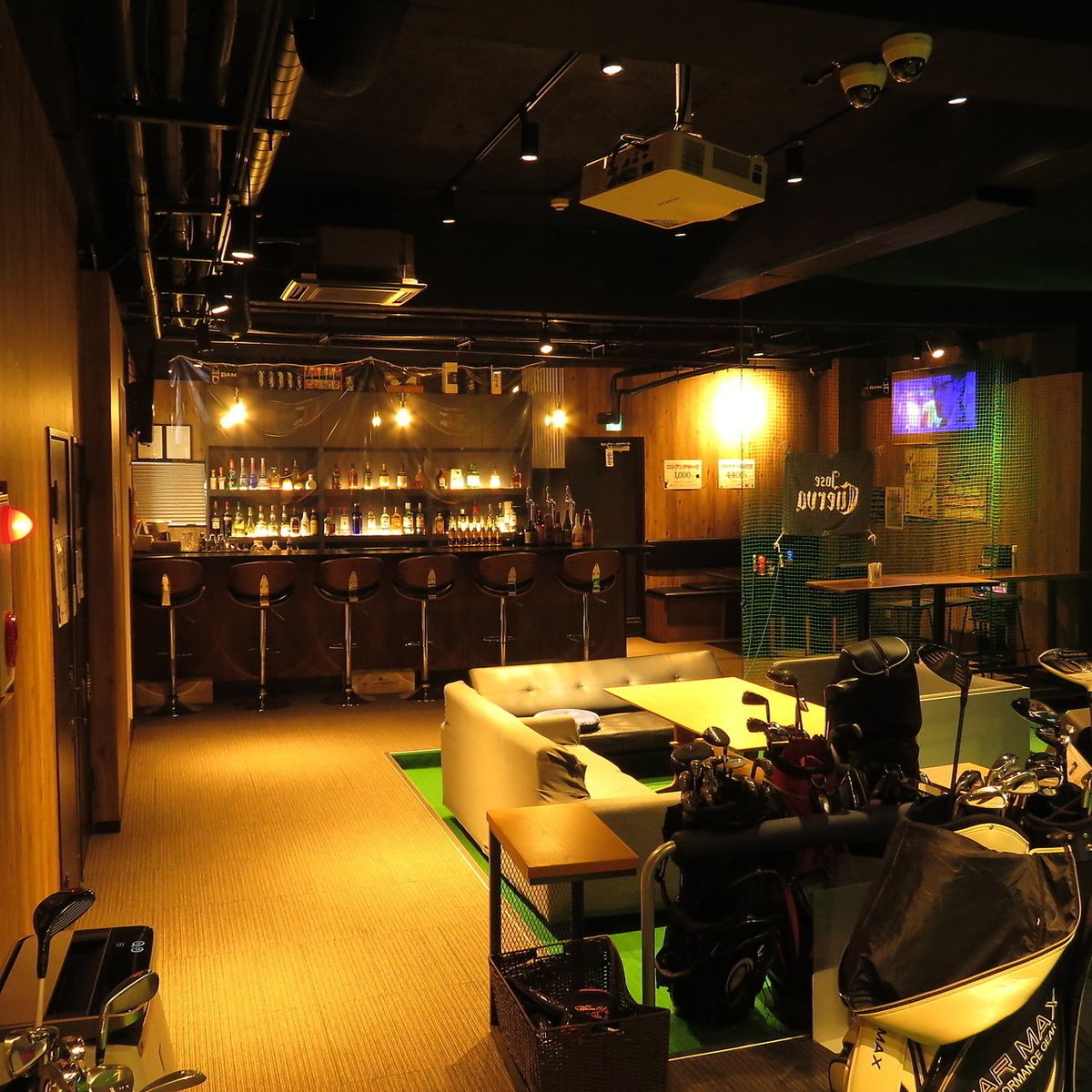 Since it is a golf & bar, it has a nice interior including a counter ☆