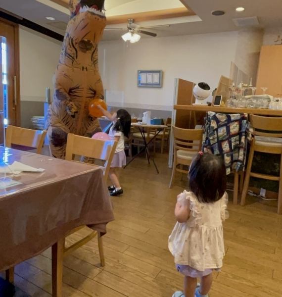 ゆっくり食事が楽しめるテーブル席をご用意しています。お子様とご一緒にご来店のご予約は、ご予約時の行き違いを無くす為、必ずお店にお電話にてご予約頂きますようお願い致します。