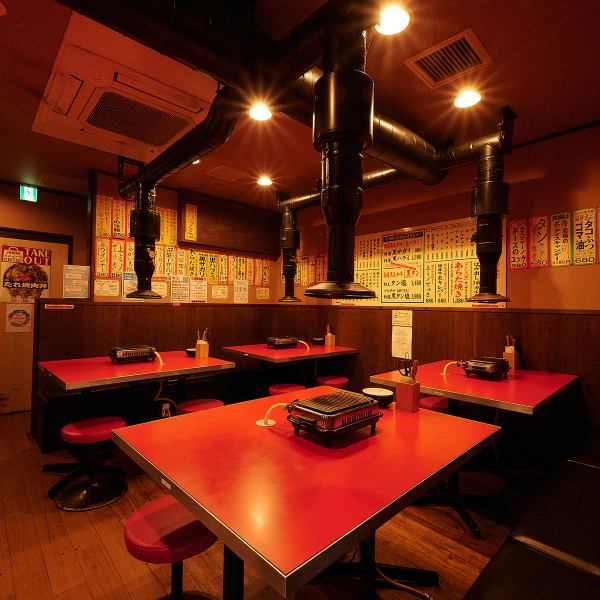 大衆感のある店内で品質高きお肉とお酒で一杯いかがでしょうか？当店は仕事帰りも多くご来店頂けますがご宴会などの人数も対応可能です！広々とご利用頂くことができ、落ち着いてお食事されたい方にもご来店頂いております♪少量ずつお肉を乗せて、サラッと焼きあげたお肉をお米の上に載せて豪快にご堪能ください！