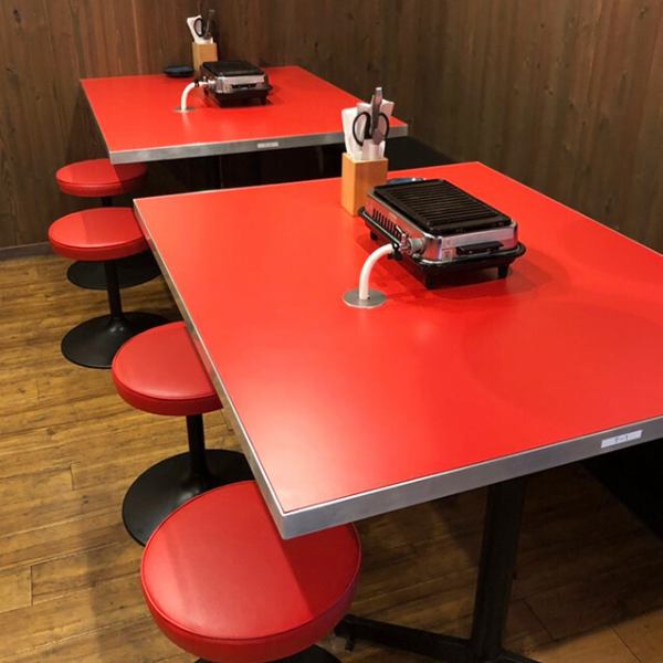 当店の椅子は丸椅子ですがお尻に軽いクッションがございますのでストレスなく、お座り頂けます！会社の同僚とのご飯やご宴会など様々なシーンにてご利用頂けますますので一同お待ちしております♪