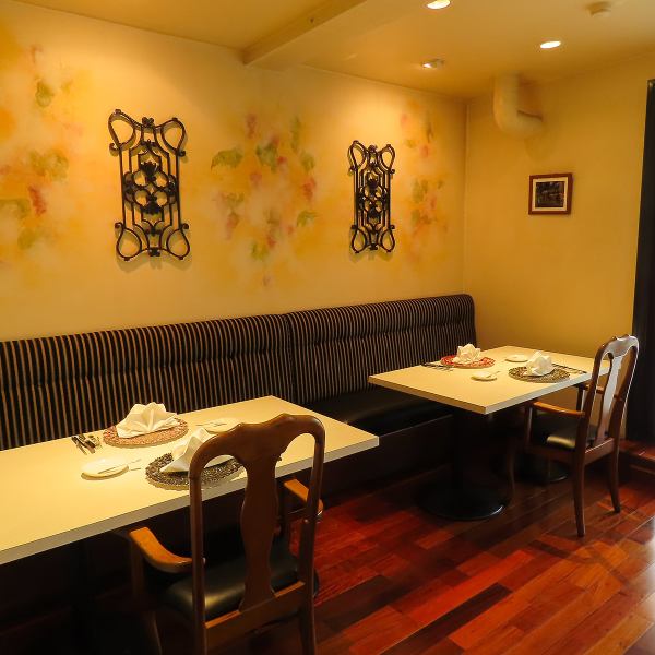 店内には2名様から4名様まで、様々な人数に対応可能なテーブル席をご用意しております。洗練されたインテリアが織りなす非日常の上質な雰囲気は、日々の喧騒を忘れさせてくれます。ゆったりと配置された各席は、お客様のプライベートな時間を演出。心地よい空間で、心ゆくまでシェフの料理とワインをご堪能ください。