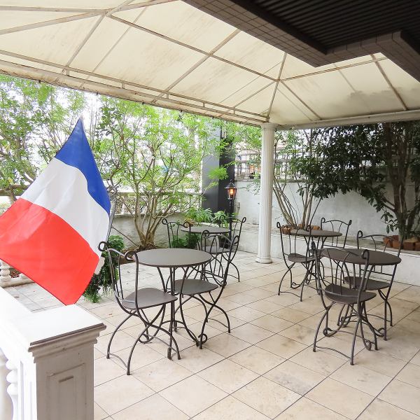 テラスの美しい景色を独り占めできるお席は、特別な会食に最適です。窓の外に広がる開放的な眺めが、お食事の時間をより豊かで特別なものにします。プライベート感を保ちつつも、閉塞感のない心地よい空間で、周囲を気にすることなく会話を楽しめます。大切な方との記念日や誕生日など特別なシーンに最適です。