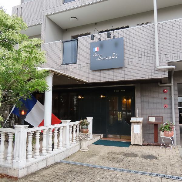 15名様より、店舗の貸切を承っております。記念日のお祝いはもちろん、親しい方々とのカジュアルながらも上質な集まりにも最適です。当店自慢の料理と洗練された空間を、完全にプライベートなものとしてご利用いただけます。普段使いから特別なパーティまで、お客様のご要望に合わせた最適なプランをご提案いたします。