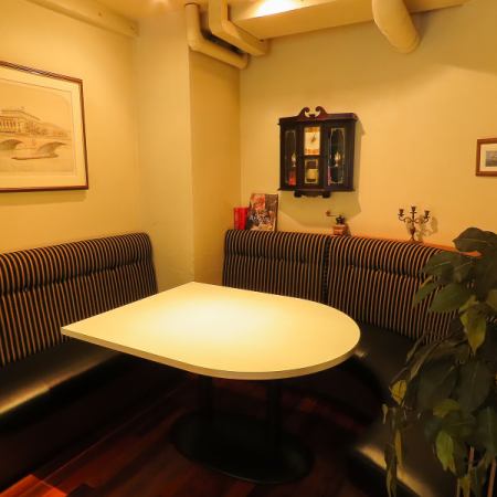 半円3名テーブル×1席ございます。