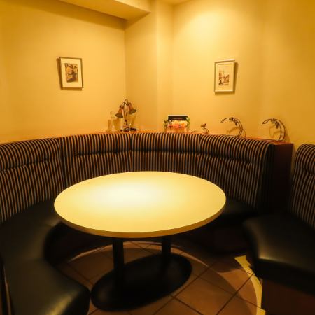 2名個室が1席ございます。(個室は当店の特別なお客様のみ)