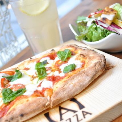 Lunch to eat pizza and salad! [Great value new salad & drink set]