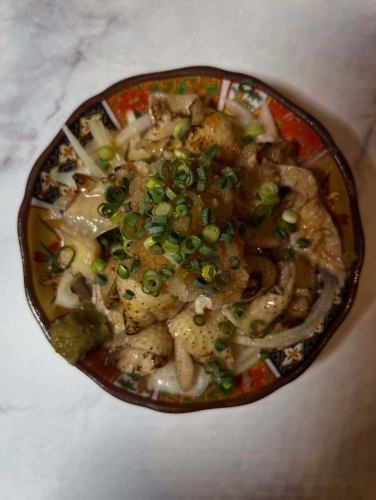 炙り皮のゆずポン酢がけ
新鮮な茹でたての鶏皮を炙った香りまで美味しい一品
#博多焼き鳥
#福岡グルメ
#鶏皮ポン酢