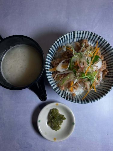 鶏ガラ出汁のお茶漬け
締めにどうぞ。鶏のそぼろと、鶏ガラのパイタンスープ。
鶏づくし
#博多鶏料理
#博多居酒屋
#博多お茶漬け