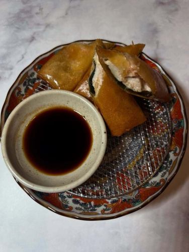 鸡肉梅子馅春卷，佐以梅子和紫苏

每个都经过精心包装。
连锁餐厅很难找到的一道菜

#博多居酒屋
博多春卷
#博多烤鸡肉串