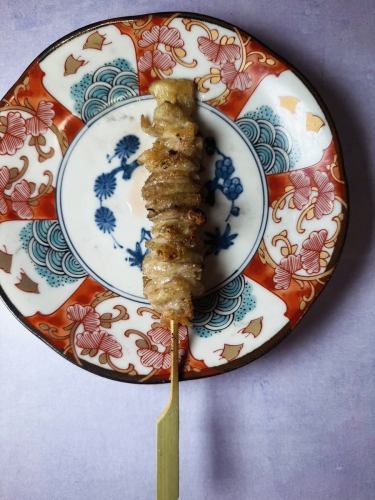 ささみ梅、ささみ わさび、皮
ささみの梅肉とわさびは、どちらがいいかは永遠のテーマでしょう
皮はグルグル巻いてなんてうちはしませんからね
#博多焼き鳥
#博多居酒屋