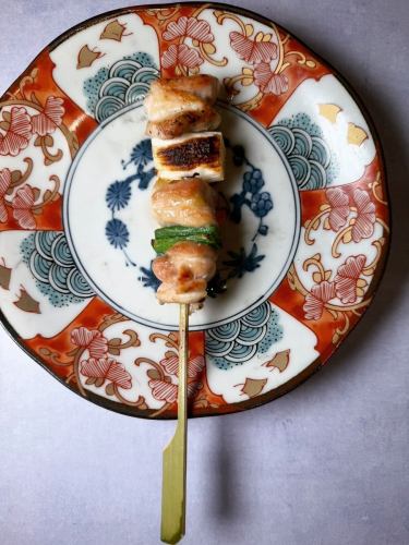 ねぎま、せせり、豚バラ
焼き鳥人気の三兄弟
炭の香り、一本一本丁寧に串刺ししてます。
焼き鳥のほんとの魅力は箸を持たずにかぶりつく。
手羽先同様、本能に語りかける魅力。
#博多焼き鳥
#博多居酒屋