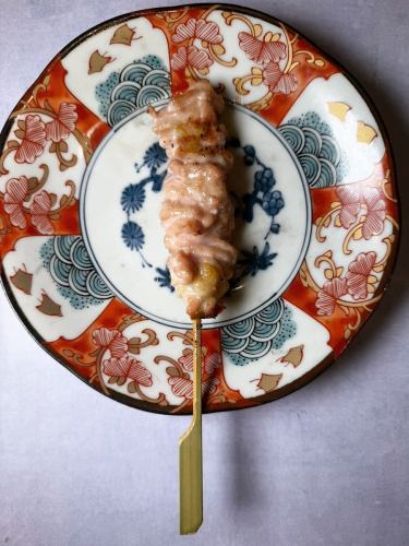 ねぎま、せせり、豚バラ
焼き鳥人気の三兄弟
炭の香り、一本一本丁寧に串刺ししてます。
焼き鳥のほんとの魅力は箸を持たずにかぶりつく。
手羽先同様、本能に語りかける魅力。
#博多焼き鳥
#博多居酒屋