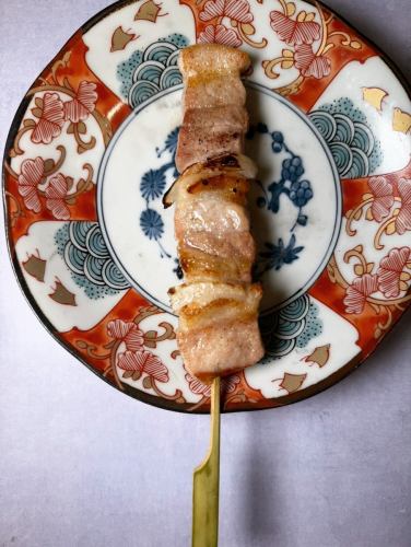 ねぎま、せせり、豚バラ
焼き鳥人気の三兄弟
炭の香り、一本一本丁寧に串刺ししてます。
焼き鳥のほんとの魅力は箸を持たずにかぶりつく。
手羽先同様、本能に語りかける魅力。
#博多焼き鳥
#博多居酒屋