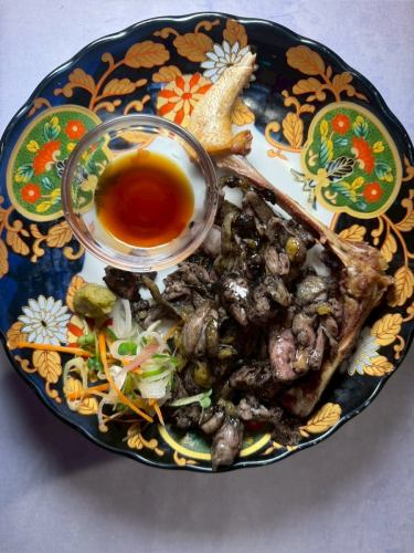 宮崎もも焼き
宮崎の契約農家さんから送ってもらった、もも肉を店舗で捌いて
鶏油(ちーゆー)をかけて高温の炭火で炙ってます
ポン酢や、柚子胡椒、薬味をつけて召し上がってください
#宮崎もも焼き
#博多焼き鳥
#博多焼き鳥