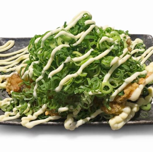 炸雞配蔥花和柚子醋