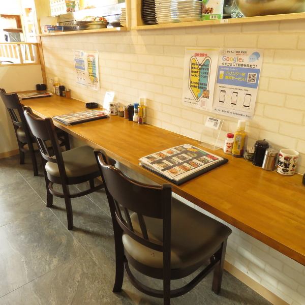 We also have counter seats that are easy to use for lunch or even if you are alone. Would you like to have a light drink on your way home from work with delicious food?
