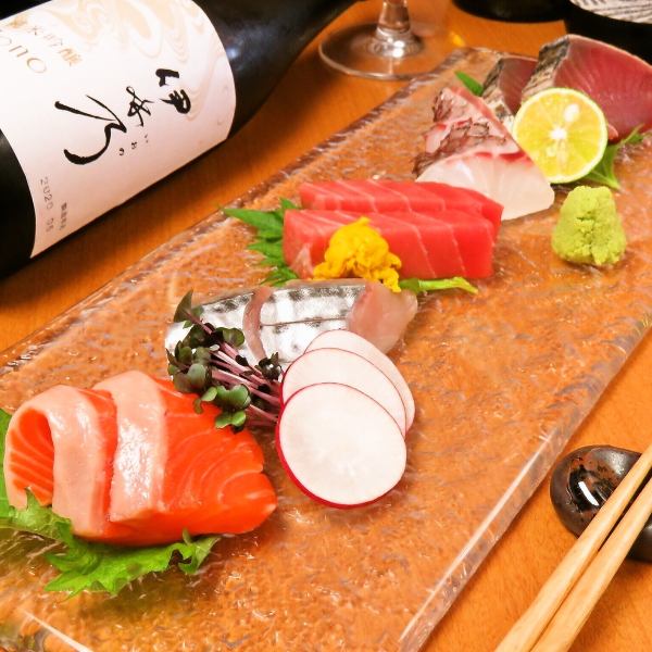 我们以每天从丰洲市场采购的新鲜生鱼片感到自豪！时令鱼拼盘 1,100 日元起