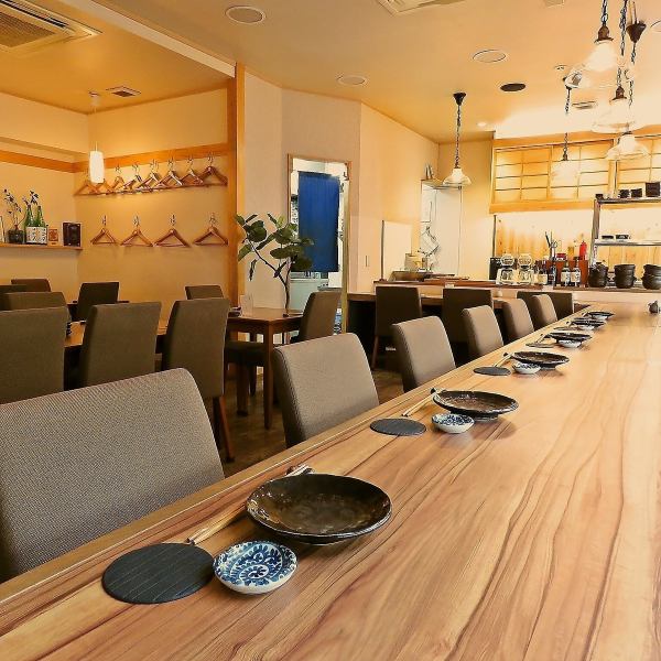 Counter seats are also available where you can quietly enjoy your meal while savoring the aroma of the broth.In a relaxed atmosphere, you can enjoy freshly brewed, hand-dripped broth and delicate Japanese flavors.It is perfect for solo travelers or those with special someone, as well as for business meetings and dates where conversation is important.