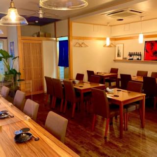 可用于与朋友的休闲饮酒聚会、公司宴会、欢迎/欢送会等各种商务场合。轻松的氛围和精心准备的菜肴将全力支持您的珍贵时光。我们还根据人数和预算提供套餐和无限畅饮计划，因此活动组织者可以放心。