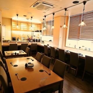 您还可以租用宽敞的空间来举办豪华的私人聚会（可容纳 20 人或以上）。它非常适合公司宴会、发布会和家庭聚会等想要放松而不必担心他人的场合。我们还可以根据您的喜好提供食物和座位建议，请随时与我们联系。