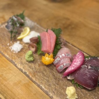 [Perfect for various banquets] Seasonal chef's choice course with sashimi (6 dishes total, food only) for 2 or more people: ¥5,500 (tax included)