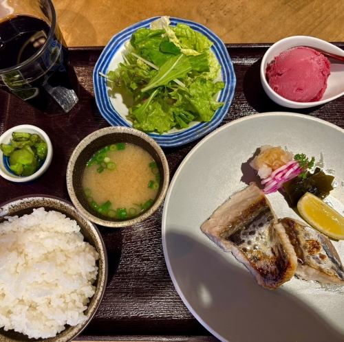 Today's grilled fish set meal *Photo is for illustrative purposes only