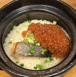연어와 붉은 연어 얼마의 볶음밥