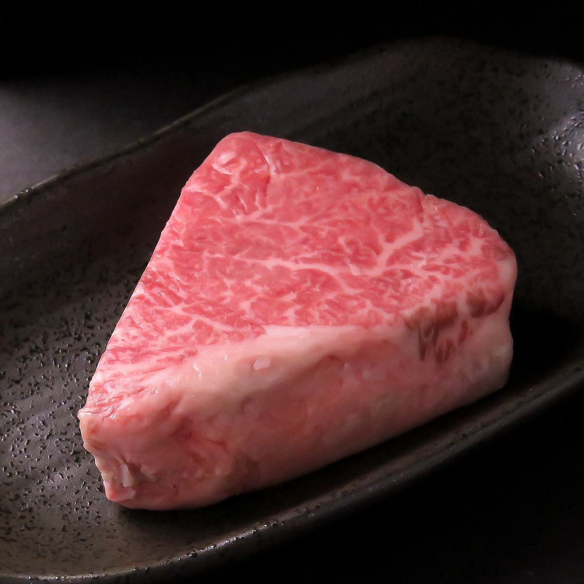 霜降りの美しい飛騨牛の口の中でとろけるような食感は感動モノ！